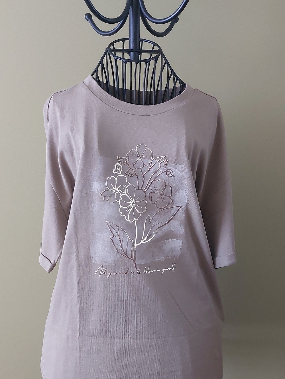 NWT, Floral Embroidered Short-Sleeve Tee in Khaki Color.Suze M/L